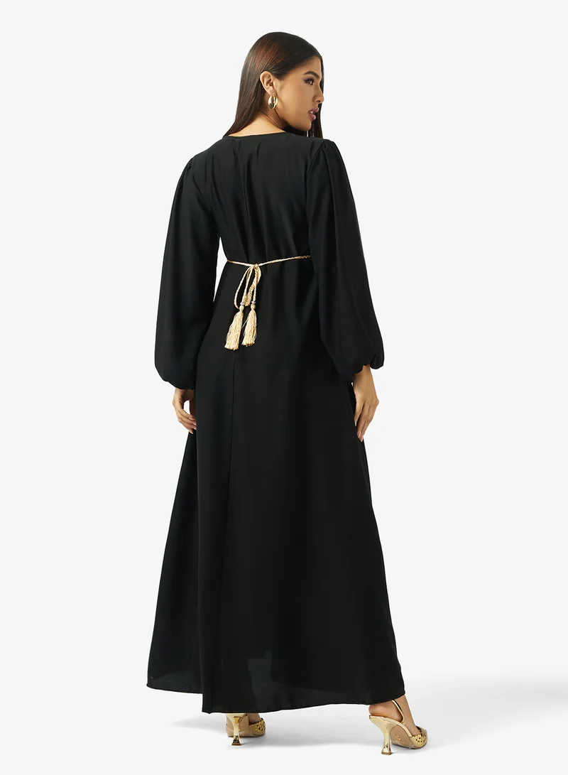 هيا كلوزيت فستان بأكمام منفوشة وتفاصيل أزرار